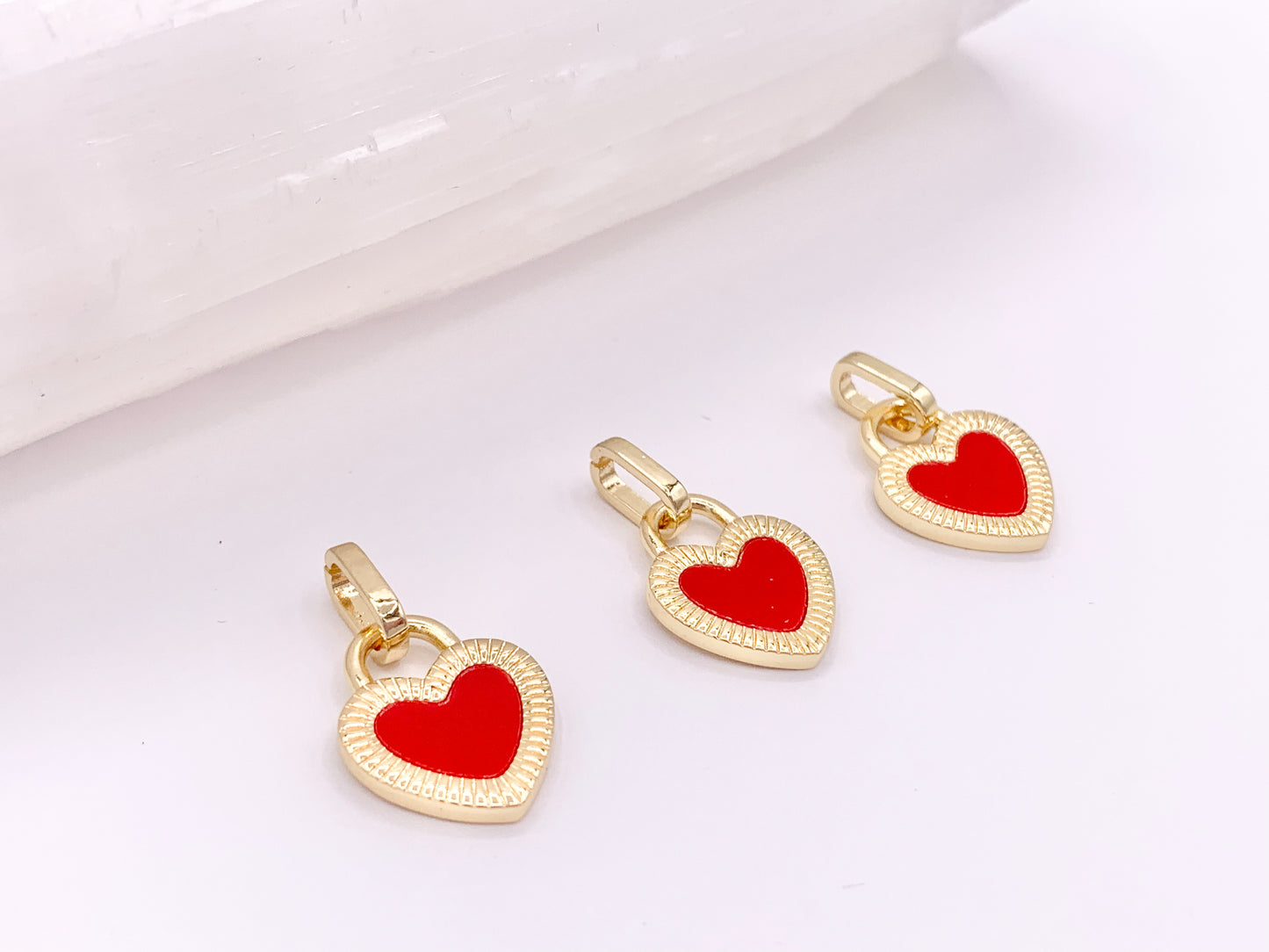 Colgantes con dijes de corazón de oro en esmalte rojo o concha blanca en cobre chapado en oro de 18 quilates 6 piezas