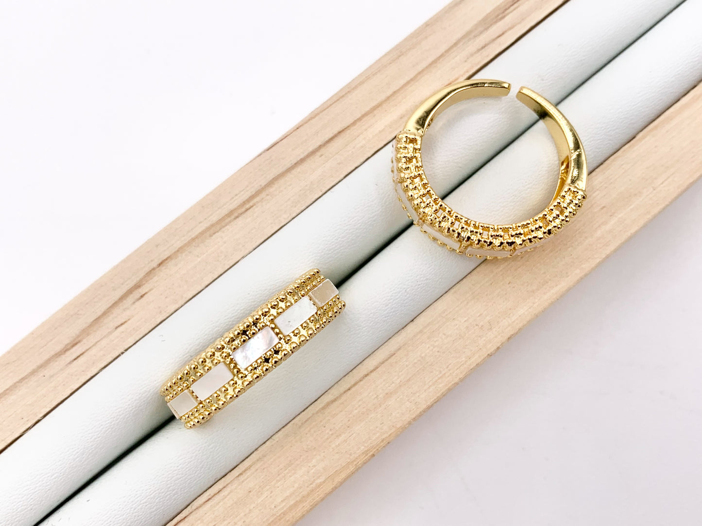 18K Gold Plated White Shell Banded Adjustable Ring 4 pcs