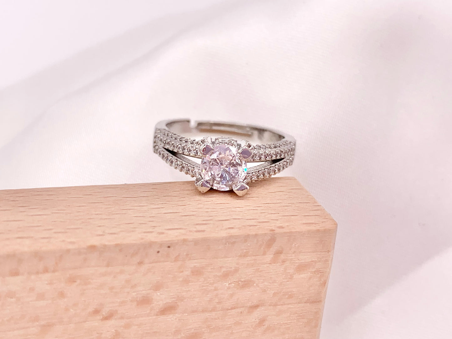 Exquisite Detailed Solitaire Round Cut Rings in Cubic Zirconia 18K Gold or Silver Plated Copper 4pcs