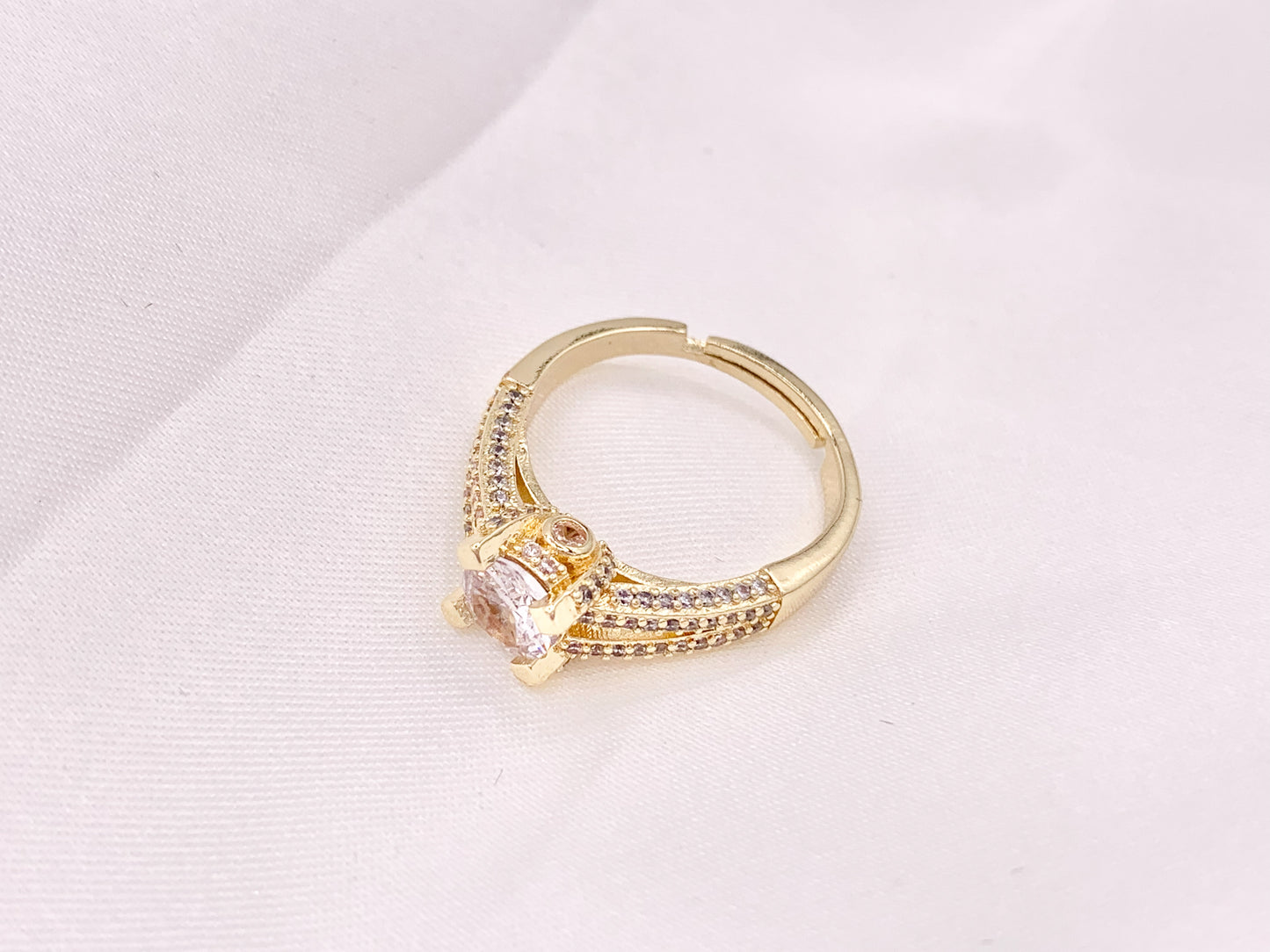 Exquisite Detailed Solitaire Round Cut Rings in Cubic Zirconia 18K Gold or Silver Plated Copper 4pcs