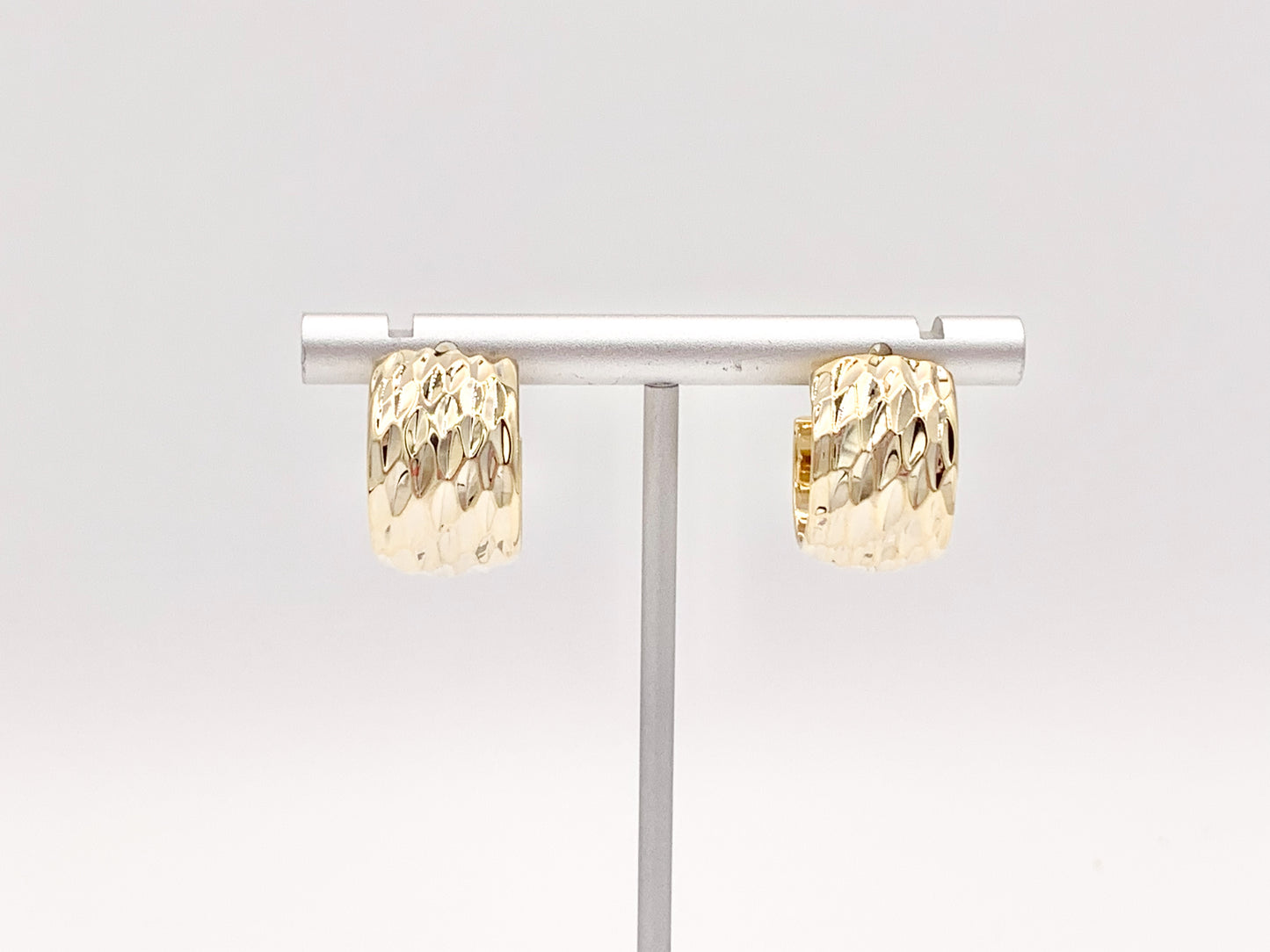 Pendientes Huggie de aro grueso de oro diseñado en cobre chapado en oro de 18 quilates 3 pares