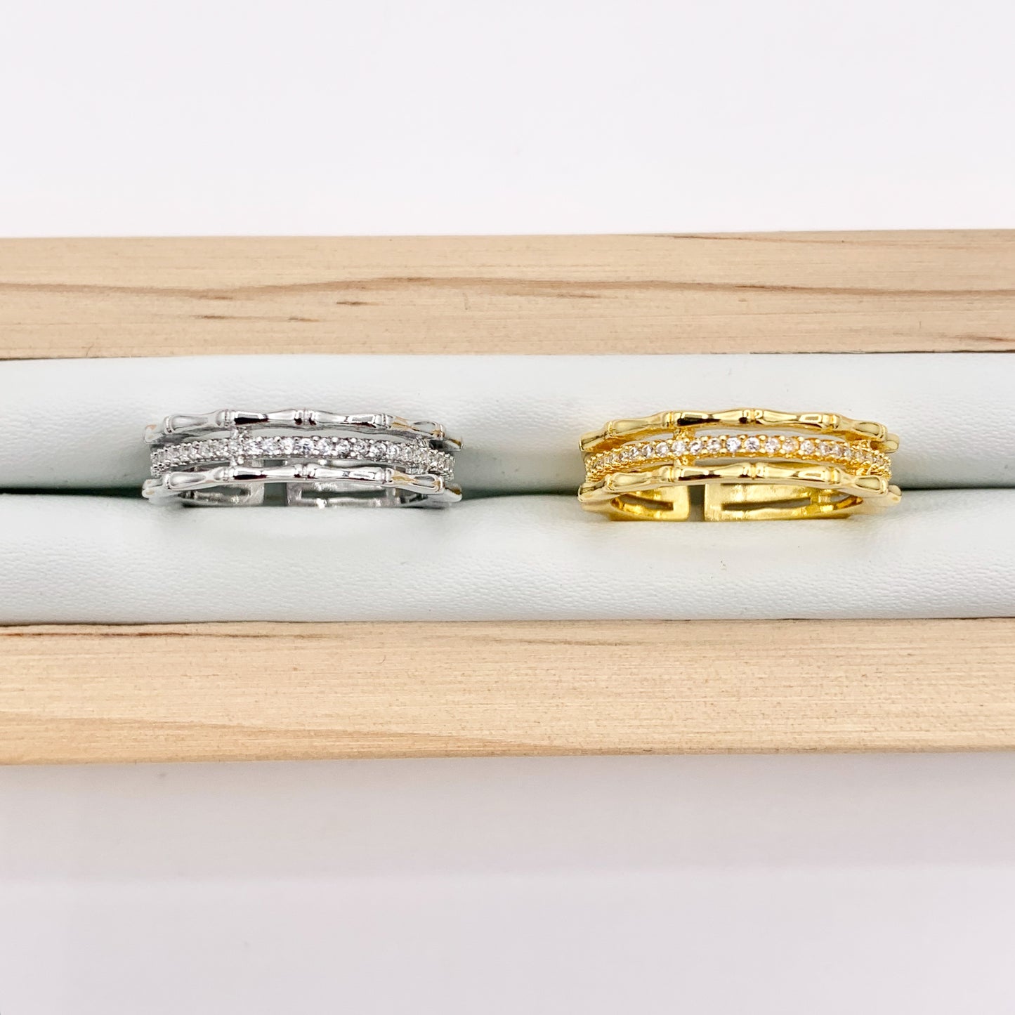 Anillo de triple banda con circonita cúbica chapada en oro real/platino de 18 quilates, 5 piezas