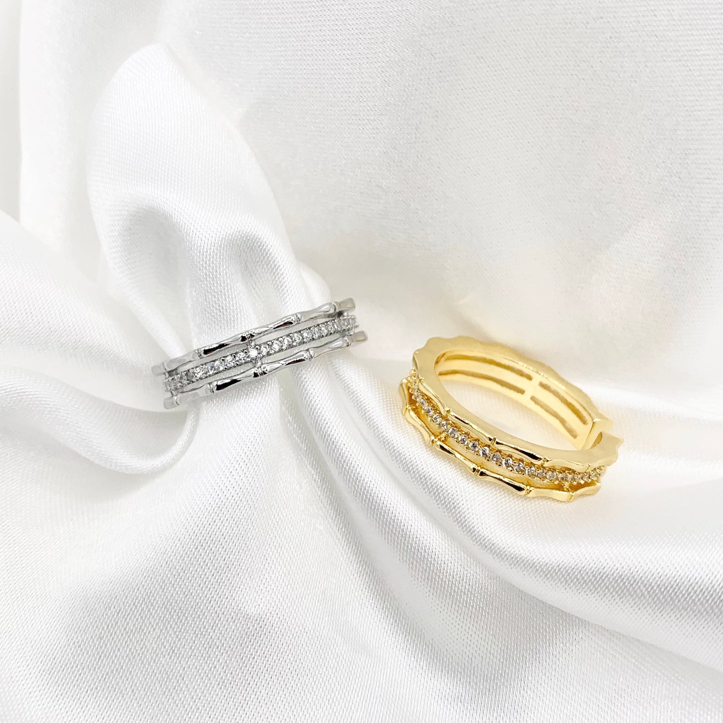 Anillo de triple banda con circonita cúbica chapada en oro real/platino de 18 quilates, 5 piezas