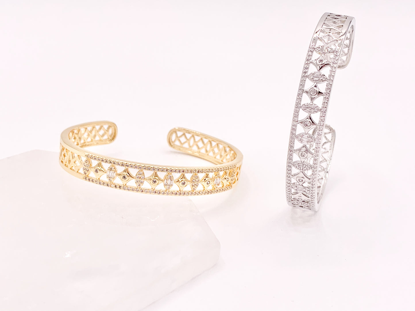 Impresionante brazalete apilable vintage geométrico en oro o plata plateado CZ Pave Puños de pulsera ajustables sobre latón 1 pc