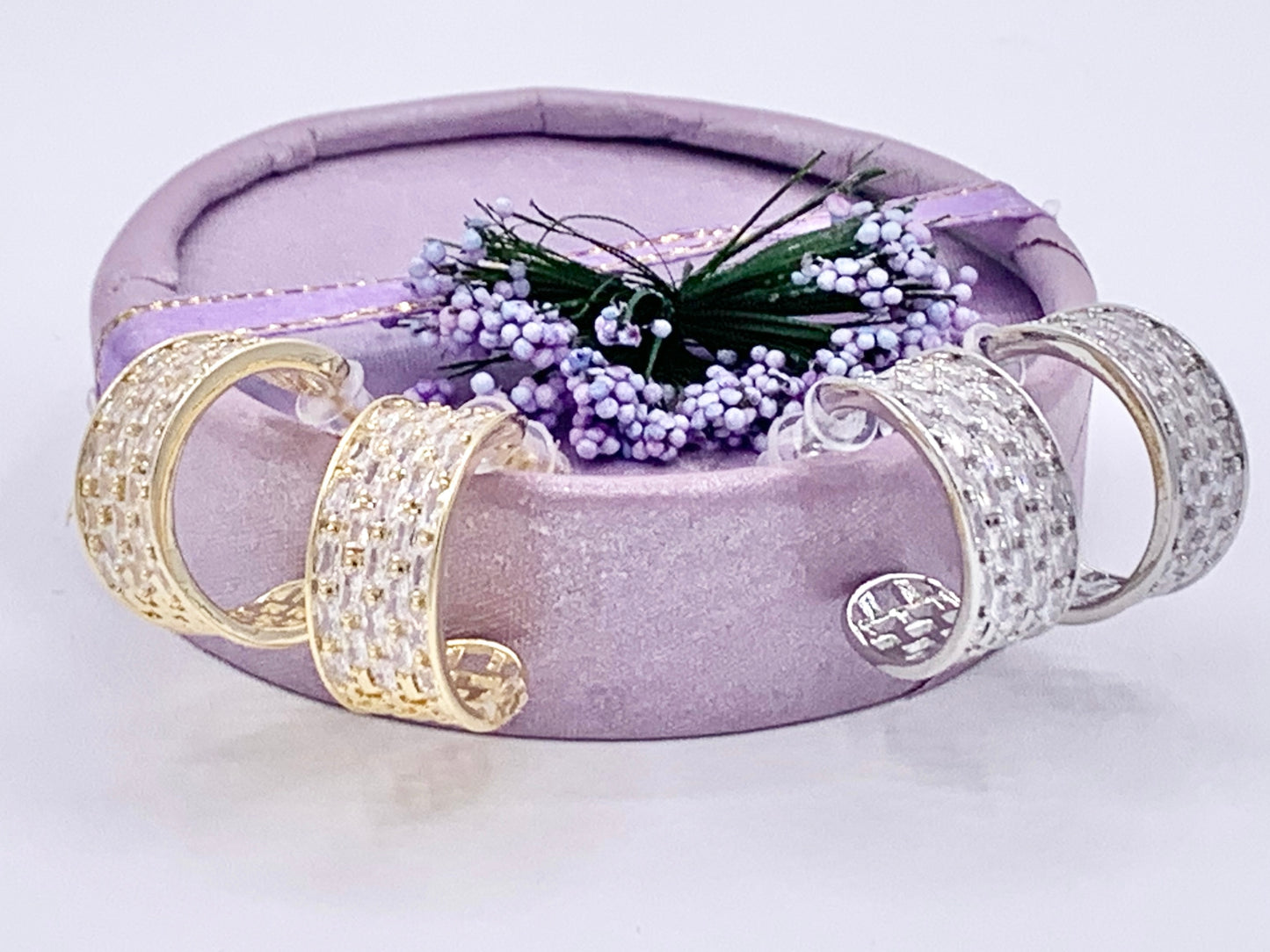Pendientes de aro Huggie con pavé de circonita gruesa y diamantes de imitación deslumbrantes en oro de 18 quilates o cobre chapado en plata, 2 pares