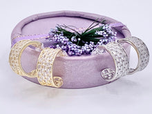 Cargar imagen en el visor de la galería, Pendientes de aro Huggie con pavé de circonita gruesa y diamantes de imitación deslumbrantes en oro de 18 quilates o cobre chapado en plata, 2 pares
