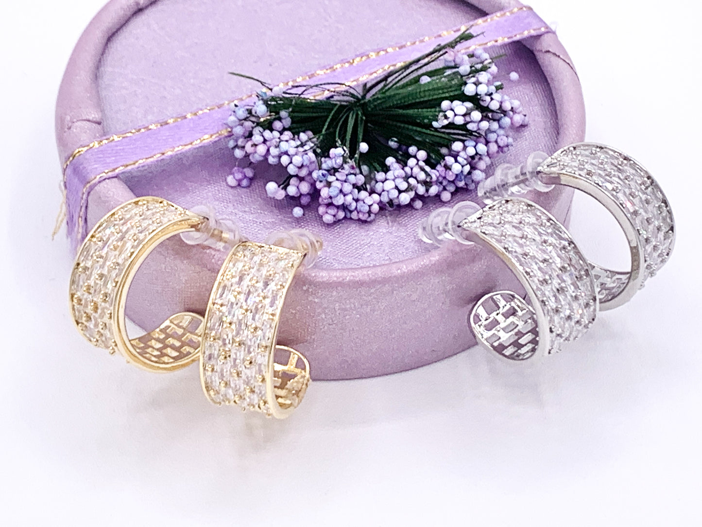 Pendientes de aro Huggie con pavé de circonita gruesa y diamantes de imitación deslumbrantes en oro de 18 quilates o cobre chapado en plata, 2 pares