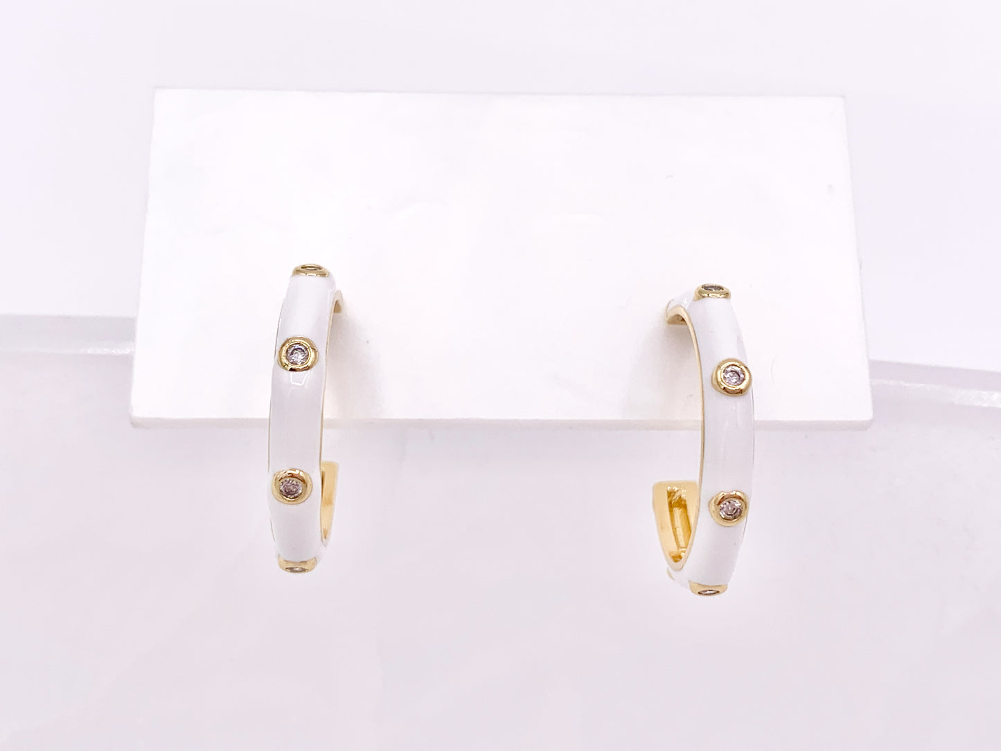 Aros para aretes pavé con micro circonitas cúbicas de esmalte blanco de 25 mm en cobre chapado en oro de 18 quilates, 3 pares