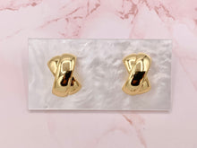 Cargar imagen en el visor de la galería, X Shaped Crossover Earrings in 18K Gold or Silver Plated Copper 4 pairs
