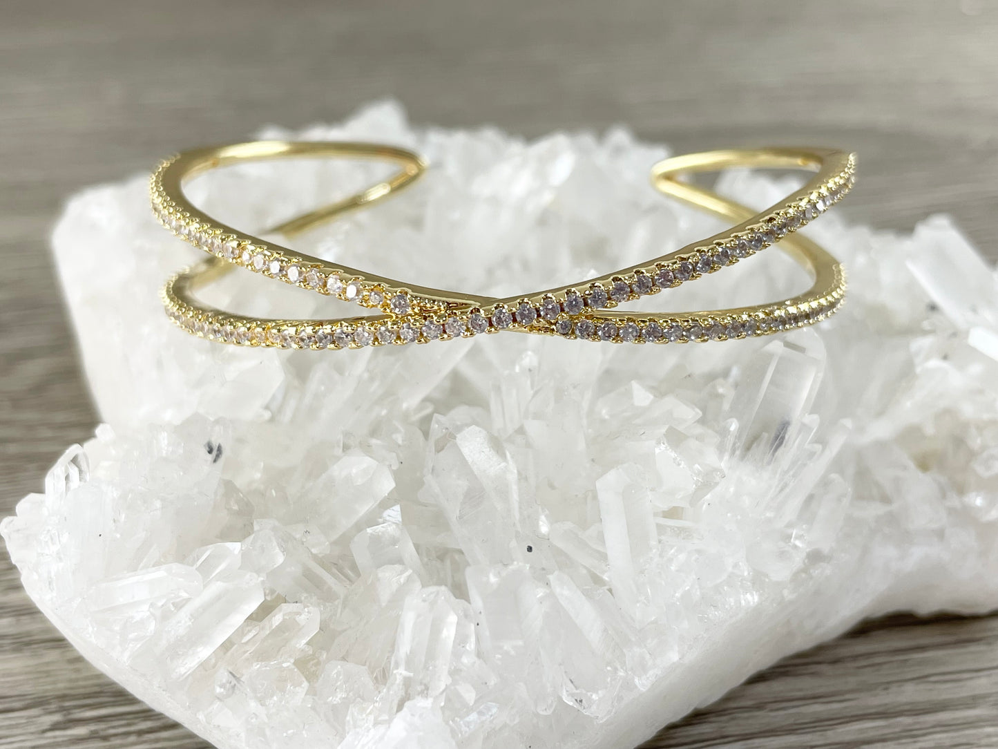 Brazalete ajustable brillante con circonita pavimentada de cobre chapado en oro real de 18 quilates