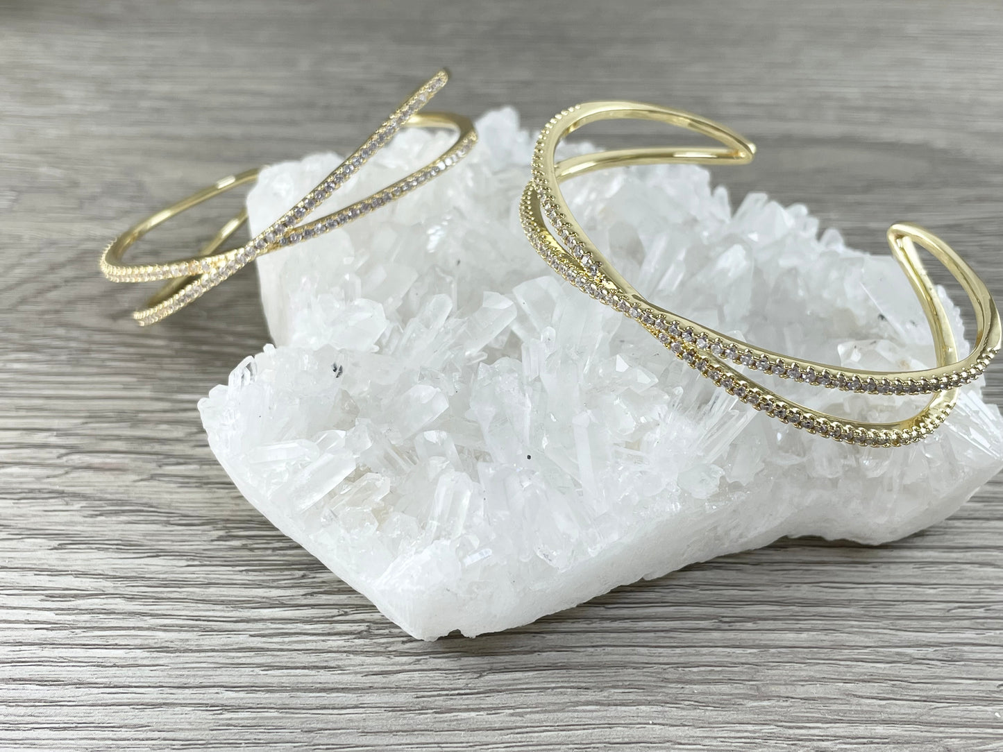 Brazalete ajustable brillante con circonita pavimentada de cobre chapado en oro real de 18 quilates