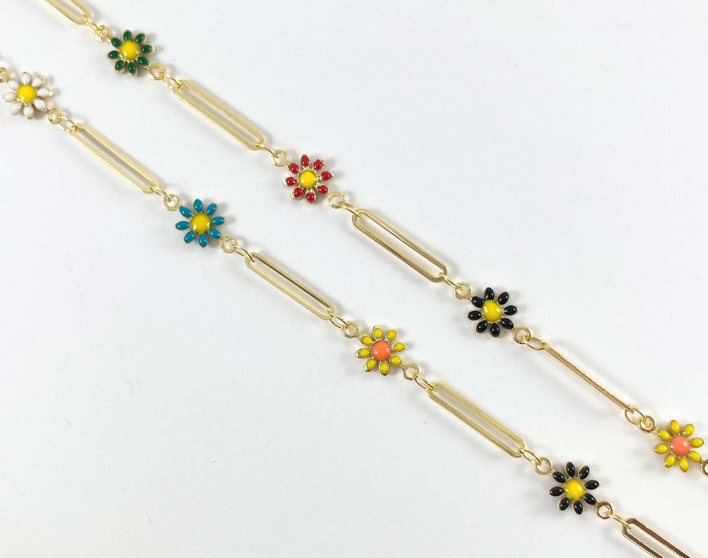 Flor de margarita multicolor de cobre chapada en esmalte chapada en oro de 18 quilates con cadena de clip