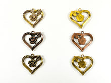 Cargar imagen en el visor de la galería, Corazón rústico de peltre con dijes de rosas Colgantes de corazón del día de San Valentín en color oro antiguo, cobre y bronce
