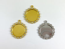 Cargar imagen en el visor de la galería, Colgante de bandeja de bisel de flor de moneda de diamantes de imitación de metal con base de peltre de 35 mm disponible en oro y plata, transparente y transparente AB
