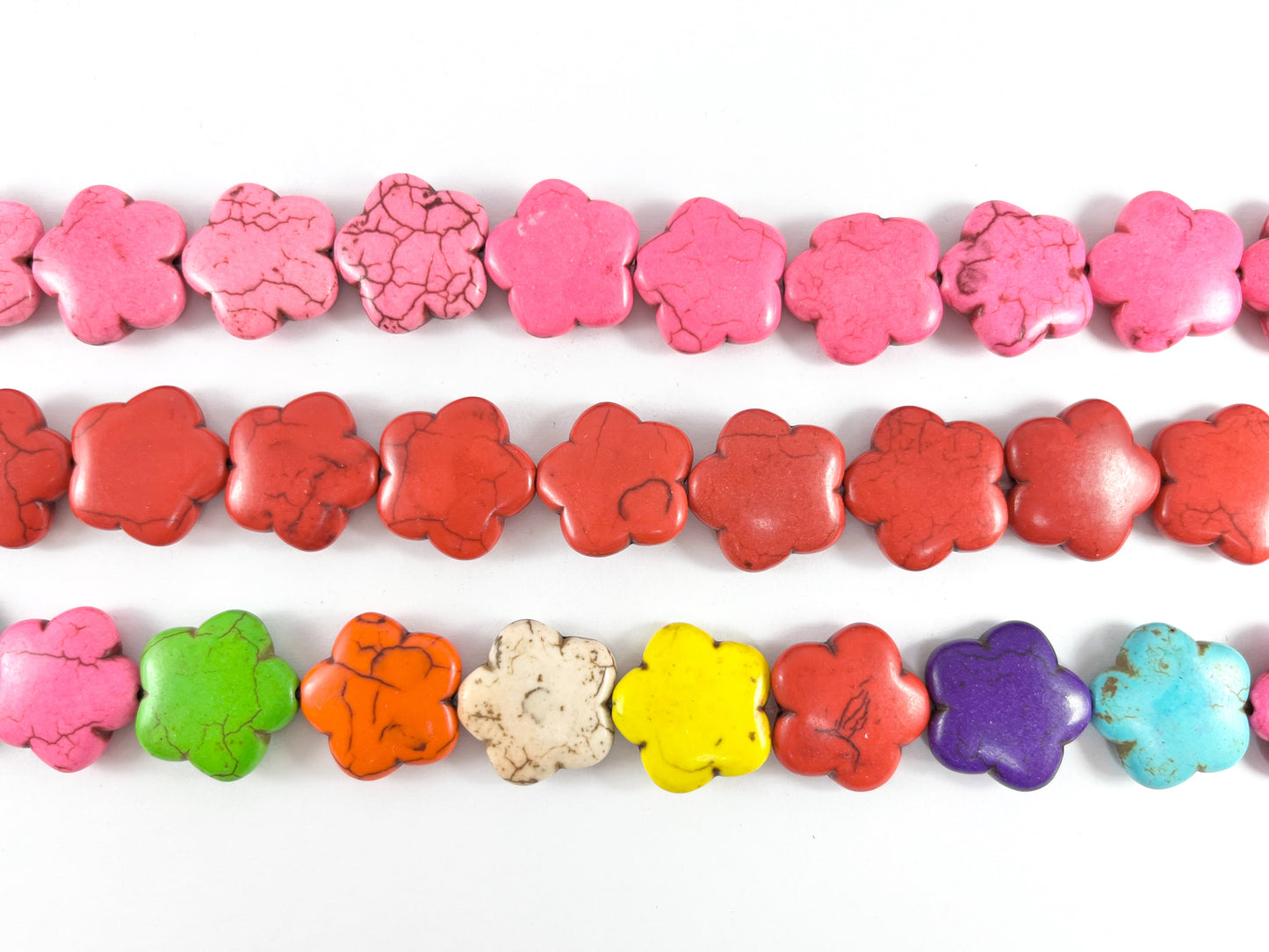 Cuentas planas hinchadas de howlita con forma de flor de 20 mm | Disponible en 7 colores alrededor de 15"