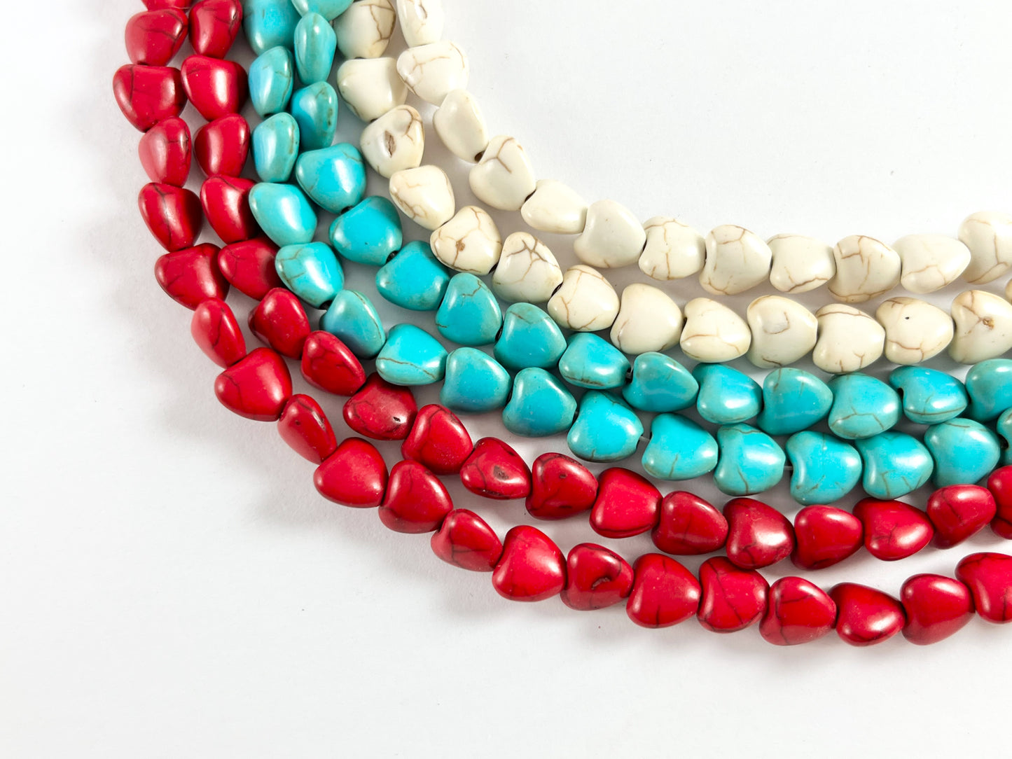 Cuentas de howlita en forma de corazón del día de San Valentín de 8 mm disponibles en color rojo, turquesa y blanco alrededor de 15 "