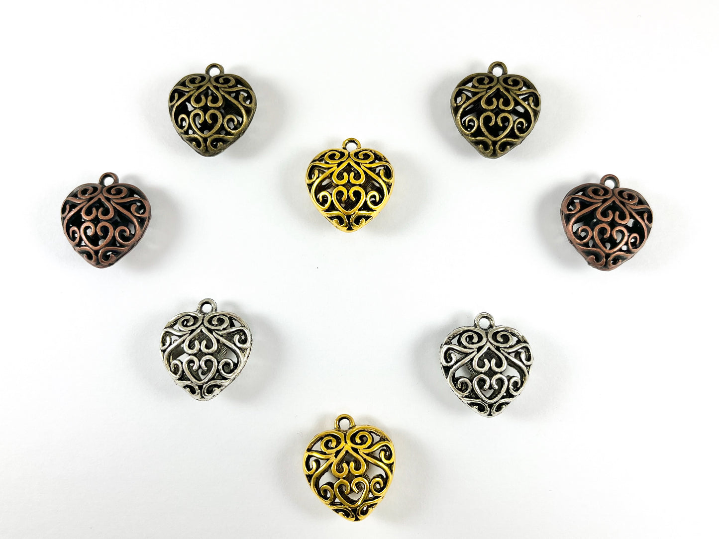 Colgantes de corazón de peltre Colgantes de corazón hinchados de filigrana hueca de doble cara para el día de San Valentín en color oro, plata, cobre y bronce 8 piezas