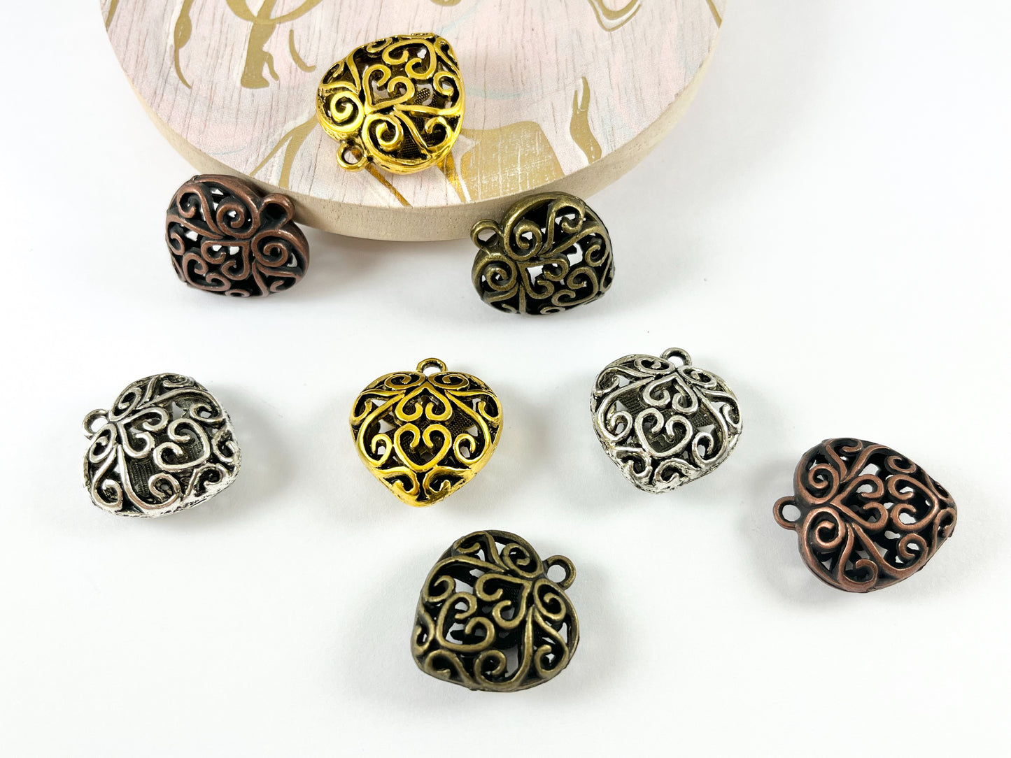 Colgantes de corazón de peltre Colgantes de corazón hinchados de filigrana hueca de doble cara para el día de San Valentín en color oro, plata, cobre y bronce 8 piezas