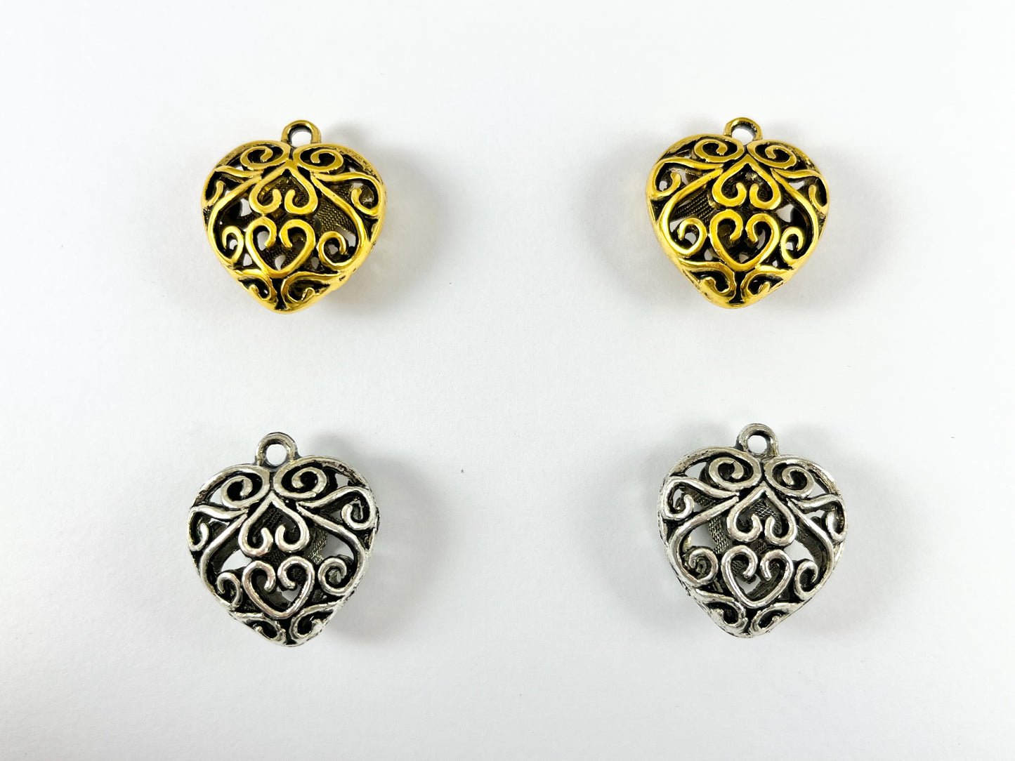 Colgantes de corazón de peltre Colgantes de corazón hinchados de filigrana hueca de doble cara para el día de San Valentín en color oro, plata, cobre y bronce 8 piezas