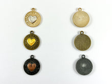 Cargar imagen en el visor de la galería, Colgantes de corazón de peltre con 2 colores, forma de moneda del Día de San Valentín, dijes de corazón &quot;Esperanza, fe y amor&quot;, en color dorado, bronce y bronce
