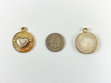 Cargar imagen en el visor de la galería, Colgantes de corazón de peltre con 2 colores, forma de moneda del Día de San Valentín, dijes de corazón &quot;Esperanza, fe y amor&quot;, en color dorado, bronce y bronce
