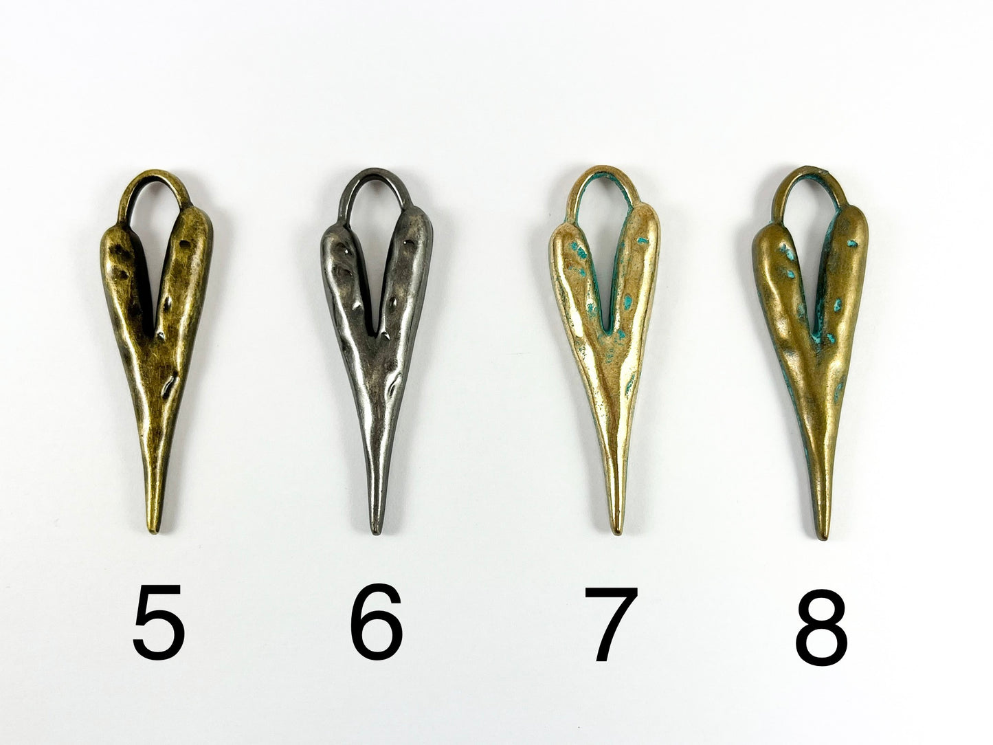 Colgantes de corazón largo de peltre Dijes de corazón grande del día de San Valentín en oro, oro rosado, plata, cobre, latón, bronce y pátina