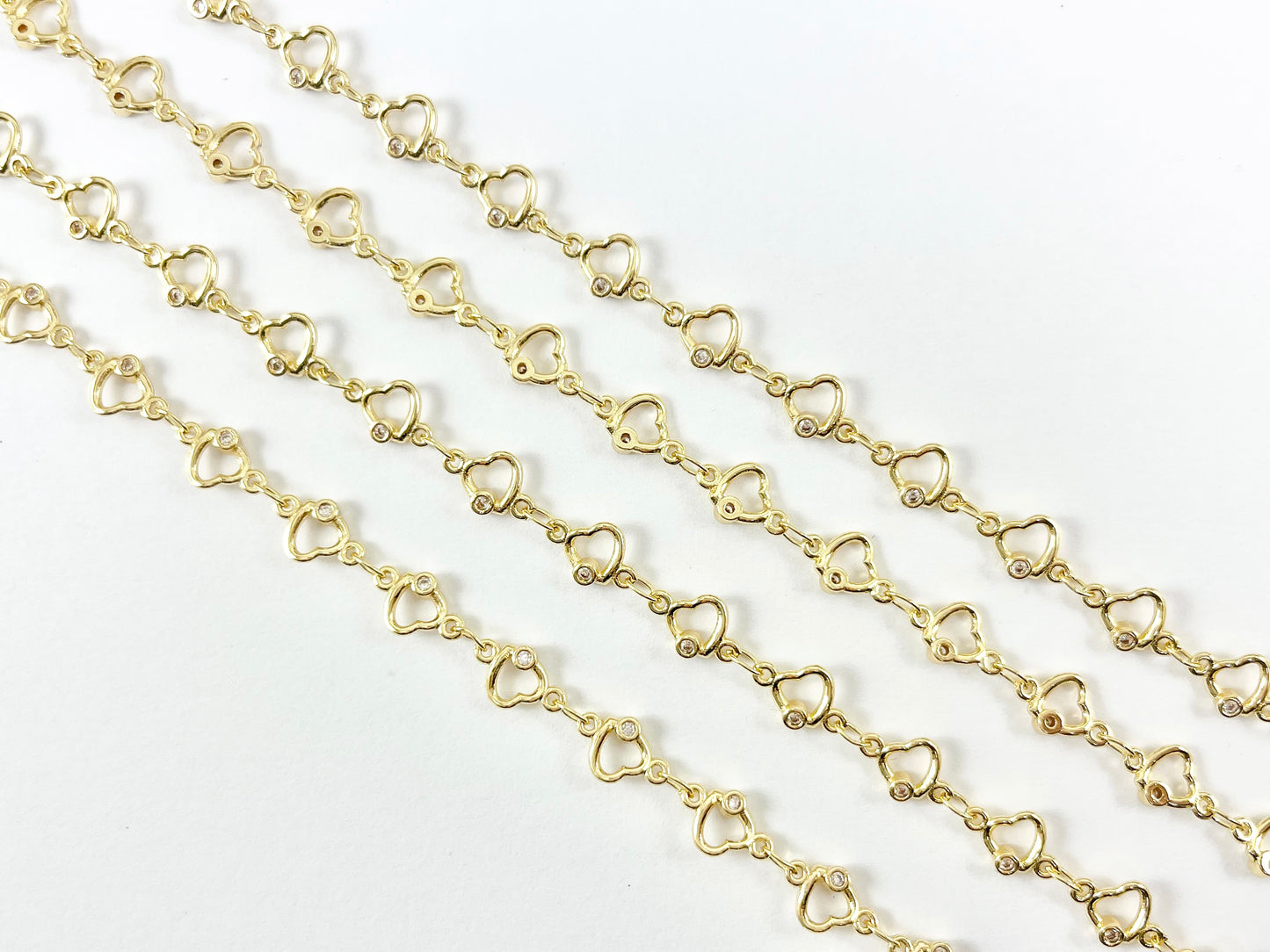 Cadena de corazón minimalista Latón chapado en oro de 18 quilates CZ Pave Cadena de corazón delicada para la fabricación de collares y pulseras del día de San Valentín