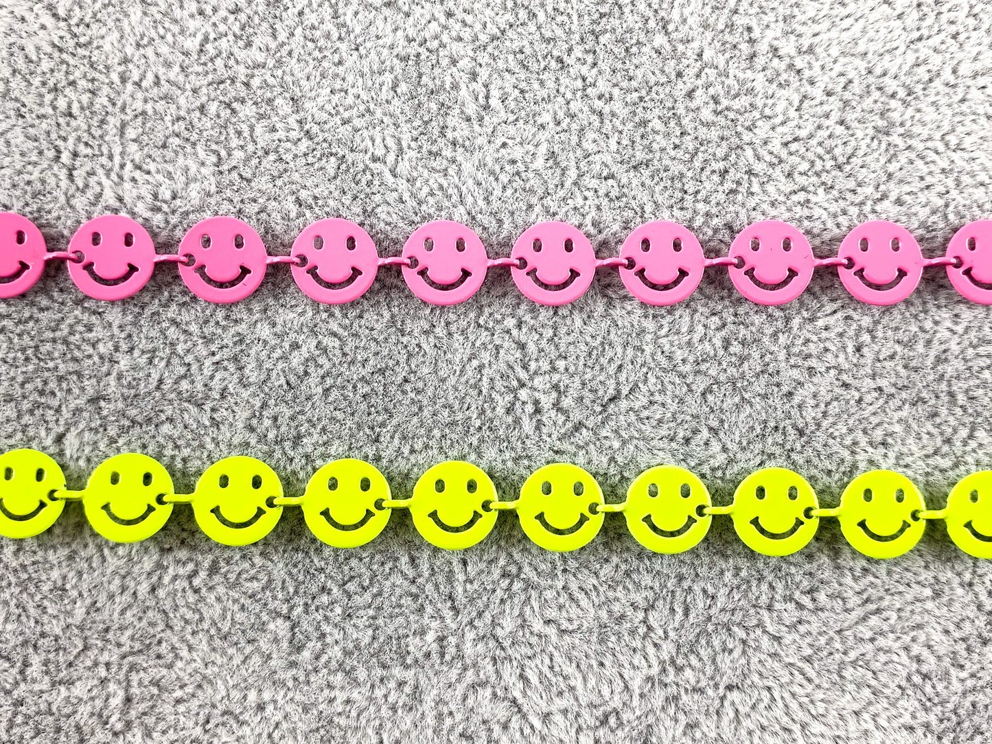 Cadena de cara sonriente de cobre chapada en oro de 18 quilates y esmaltada