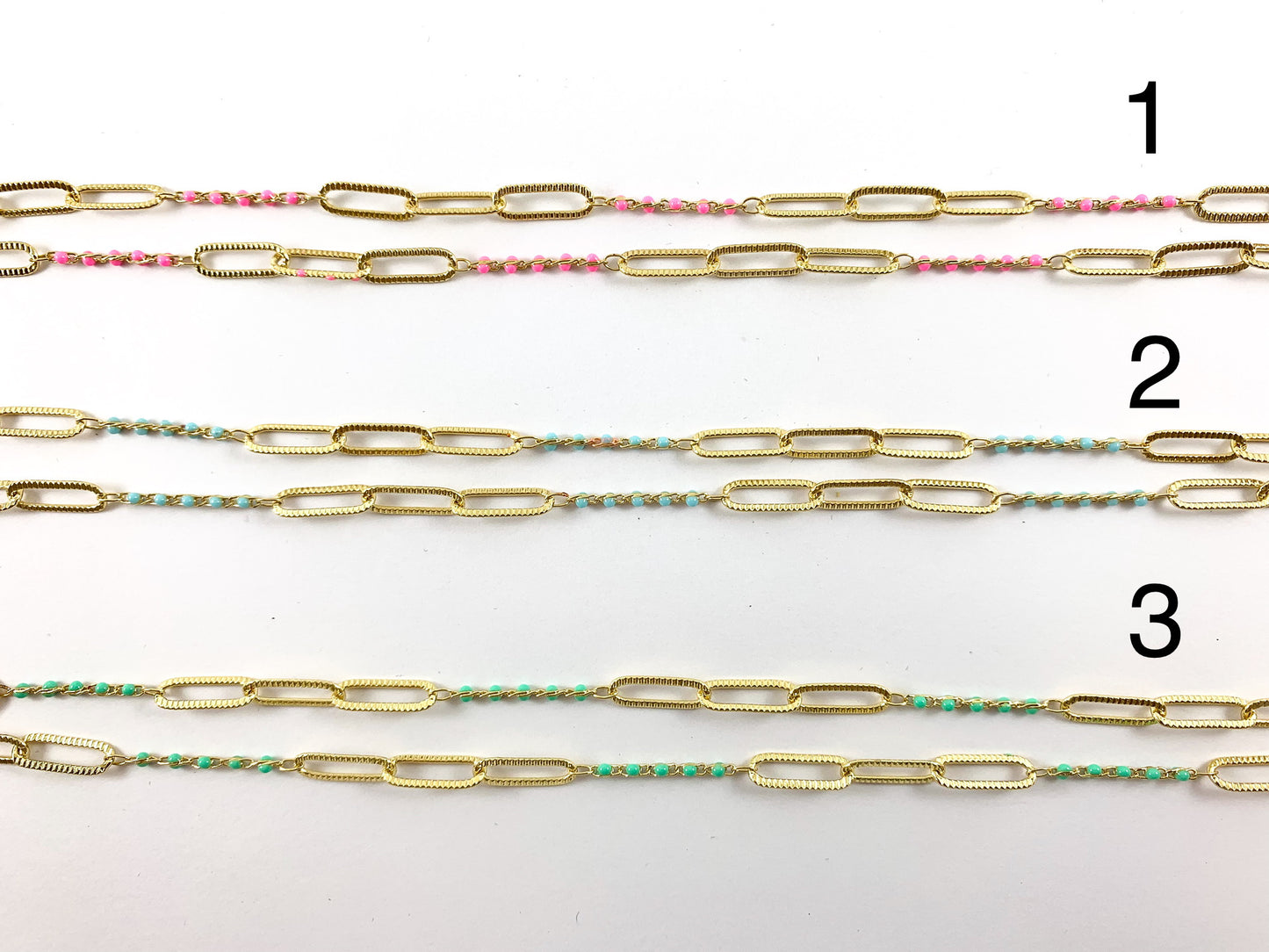 Clip chapado en oro de 18 quilates con cadena de puntos esmaltados