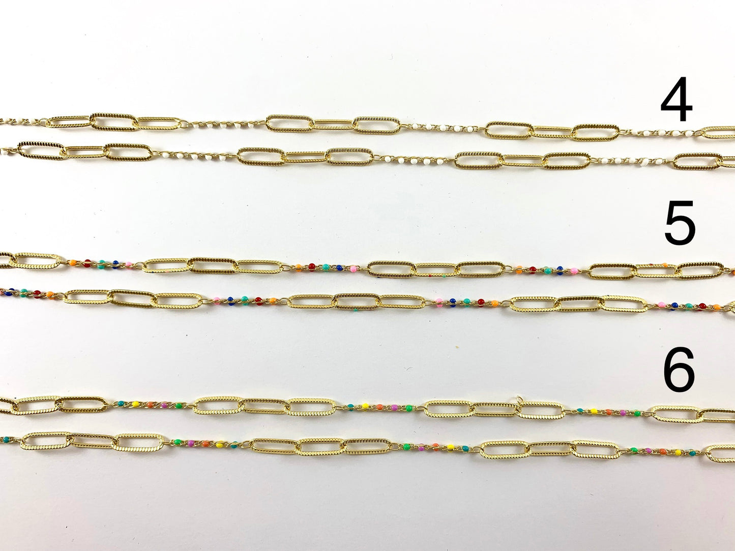 Clip chapado en oro de 18 quilates con cadena de puntos esmaltados