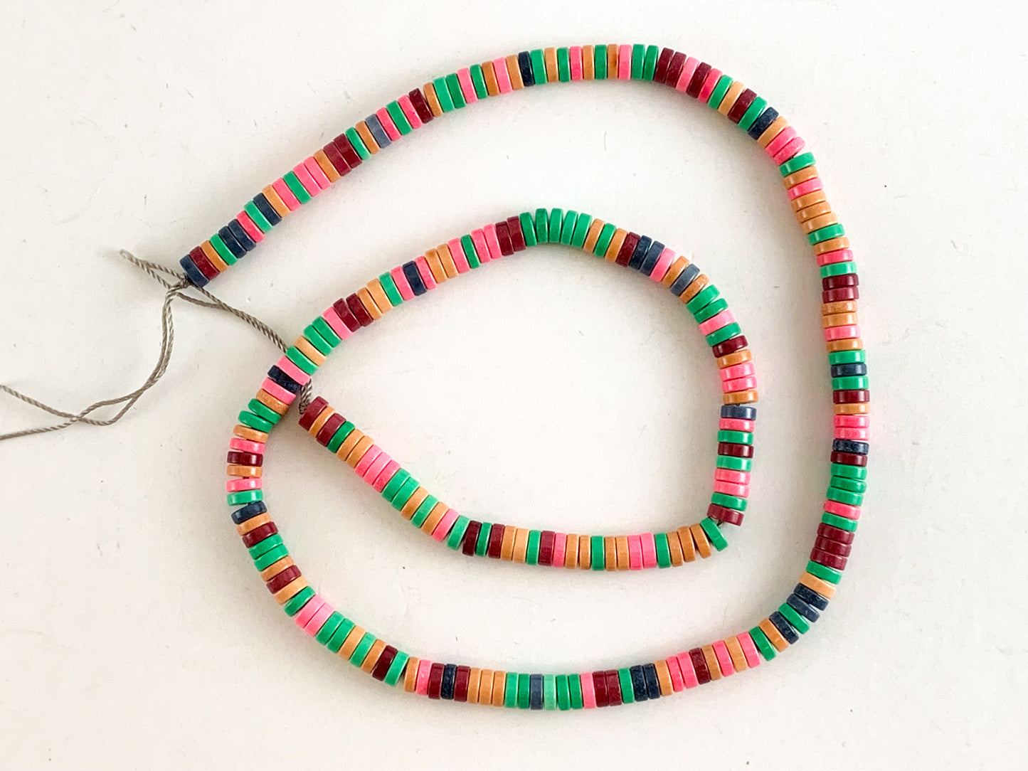 Cuentas brillantes lisas Heishi de ágata de color suave de 4-5 mm alrededor de 16"