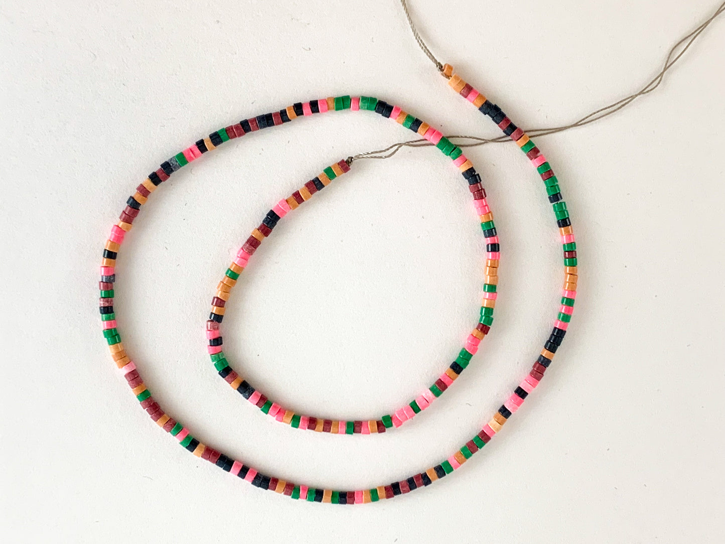 Cuentas brillantes lisas Heishi de ágata de color suave de 2-3 mm alrededor de 16"