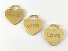 Cargar imagen en el visor de la galería, Colgante con pavé de corazón con letra de amor y circonita cúbica microchapado en oro real de 18 quilates sobre latón, 3 piezas
