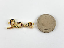 Cargar imagen en el visor de la galería, Conector pavé de letra de amor Multicolor Micro CZ chapado en oro real de 18K sobre latón 4 Uds.
