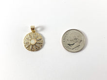 Cargar imagen en el visor de la galería, Colgante con dije de moneda pavé de circonita cúbica chapado en oro real de 18 quilates con ópalo japonés, 4 piezas
