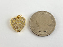 Cargar imagen en el visor de la galería, Encanto pavimentado de corazón con micro circonitas chapado en oro real de 18 quilates sobre latón, 4 piezas
