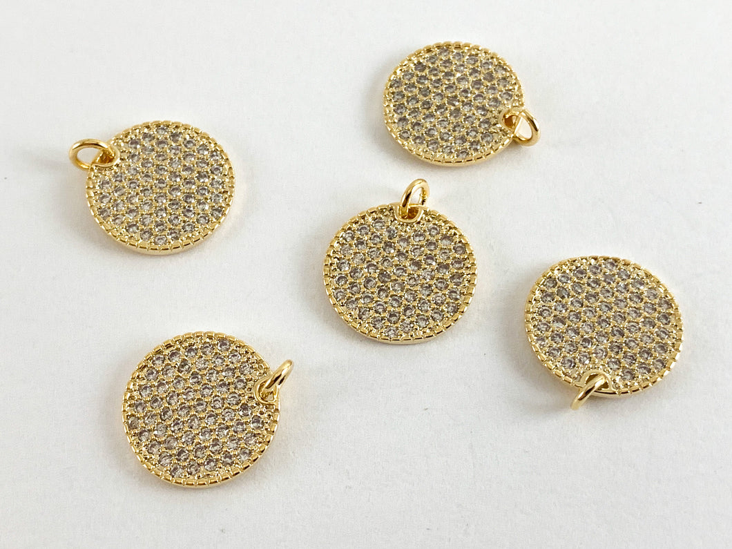 Encanto de pavé de moneda Micro CZ chapado en oro real de 18 quilates sobre latón, 5 piezas