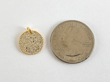 Cargar imagen en el visor de la galería, Encanto de pavé de moneda Micro CZ chapado en oro real de 18 quilates sobre latón, 5 piezas
