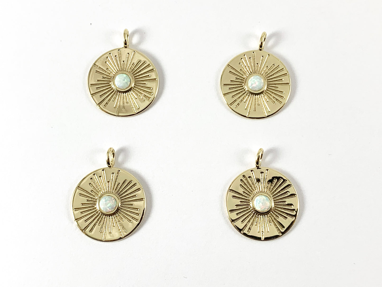 Colgante con dije de moneda pavé de circonita cúbica chapado en oro real de 18 quilates con ópalo japonés, 5 piezas