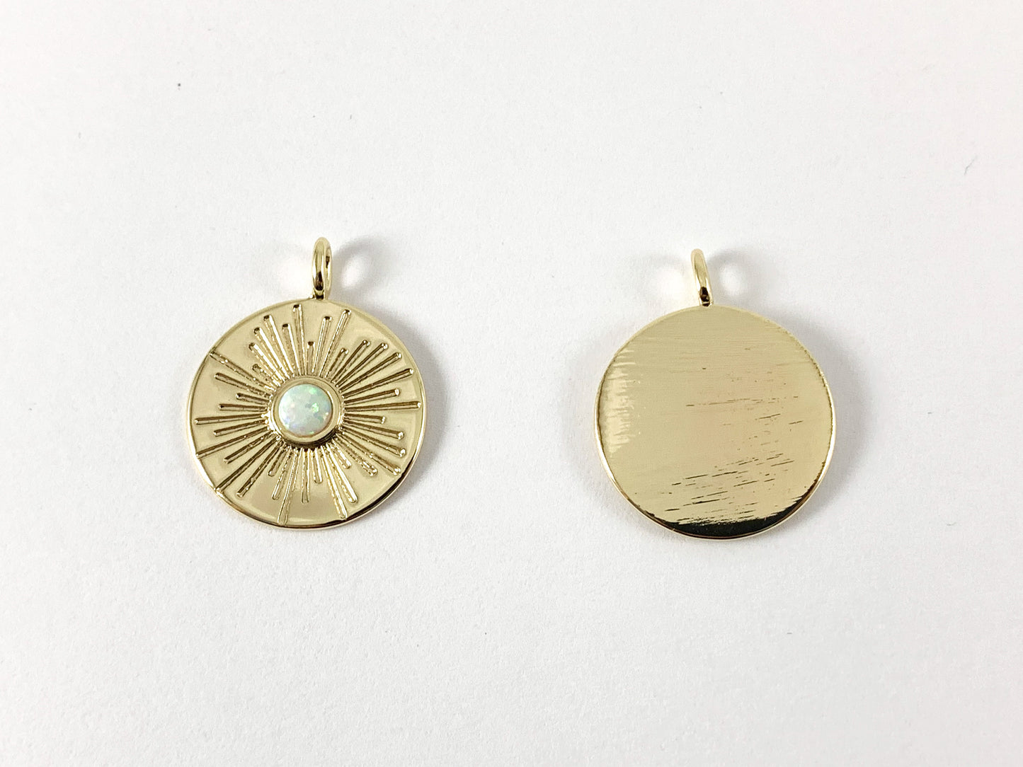 Colgante con dije de moneda pavé de circonita cúbica chapado en oro real de 18 quilates con ópalo japonés, 5 piezas