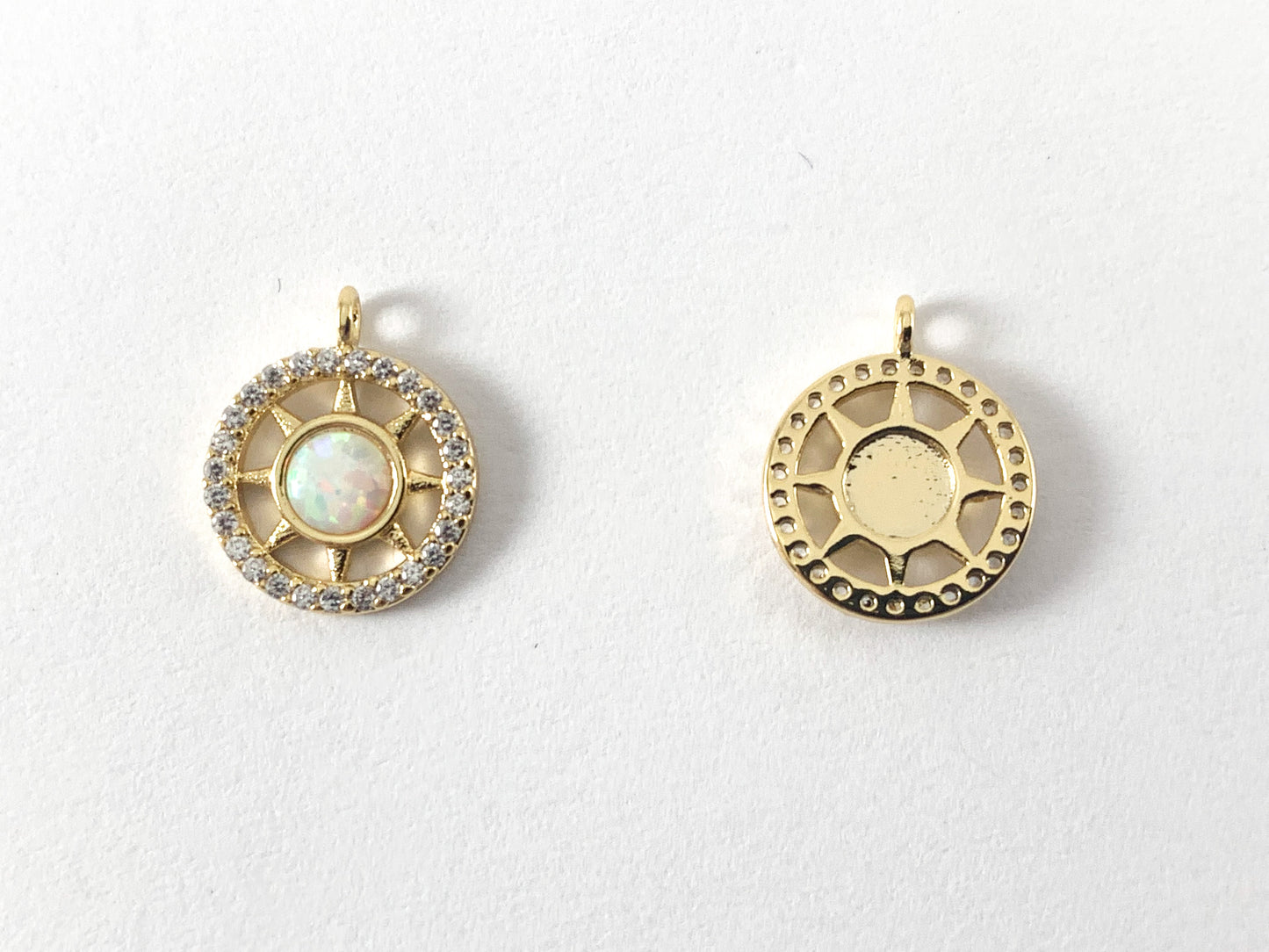 Colgante con dije de moneda pavé de circonita cúbica chapado en oro real de 18 quilates con ópalo japonés, 6 piezas