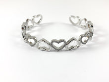 Cargar imagen en el visor de la galería, Brazalete con forma de corazón pavimentado con circonita cúbica de cobre chapado en oro real/platino de 18 quilates
