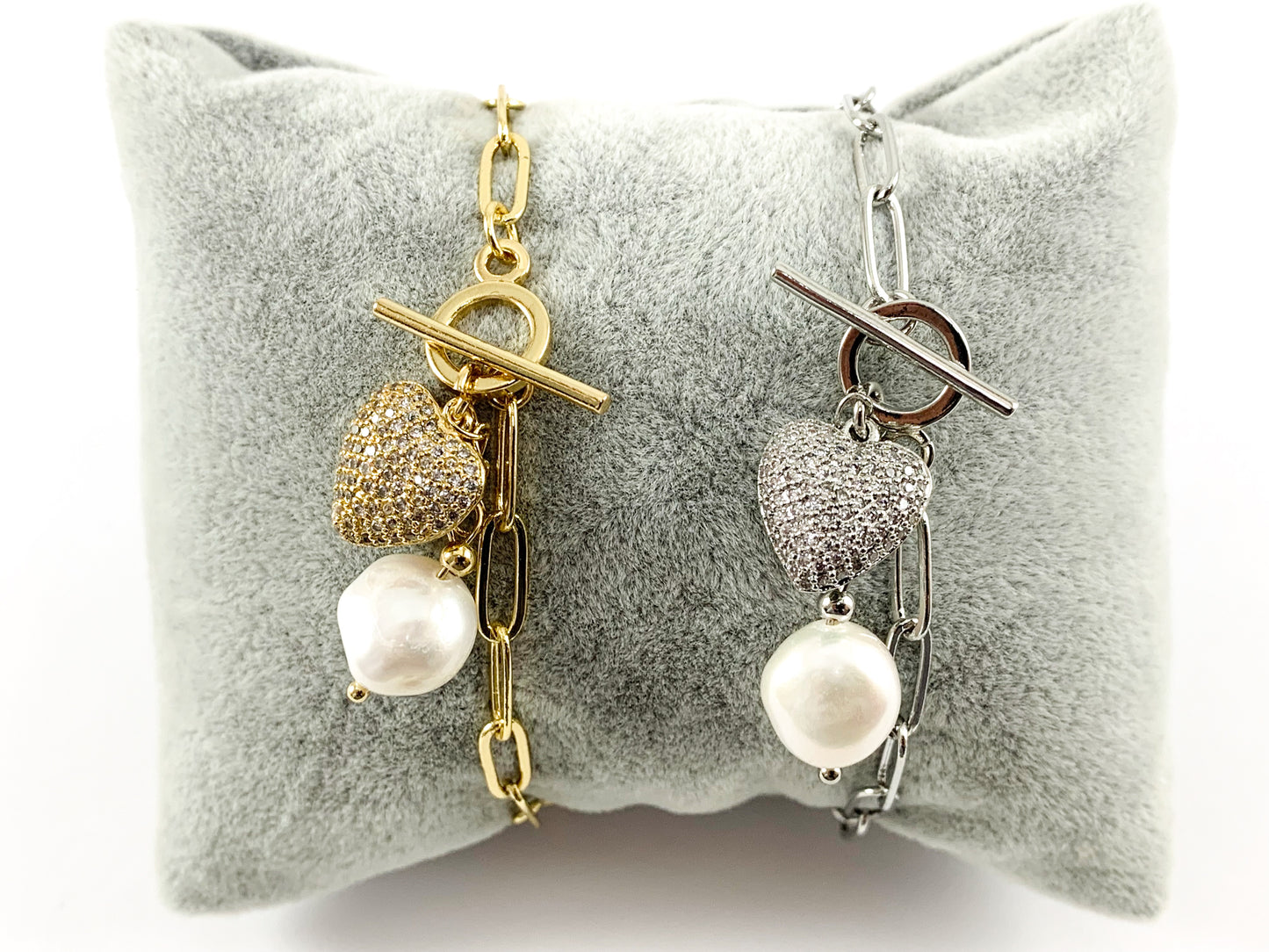 Pulsera de corazón pavimentada con circonitas cúbicas de cobre chapada en oro real/platino de 18 quilates y perlas de agua dulce