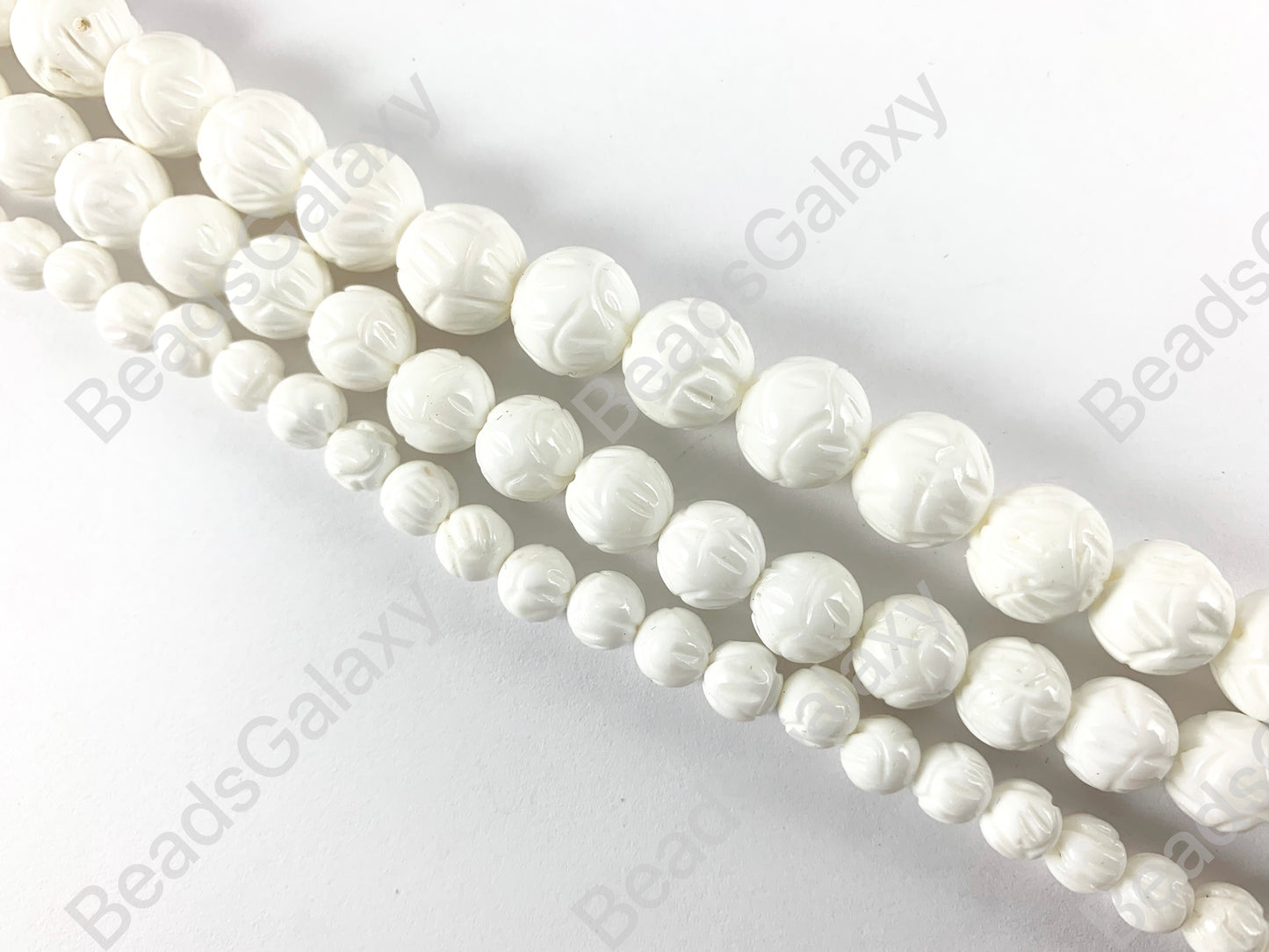 Cuentas redondas de concha Tridacnidae/Tridacna blancas talladas a mano alrededor de 15"