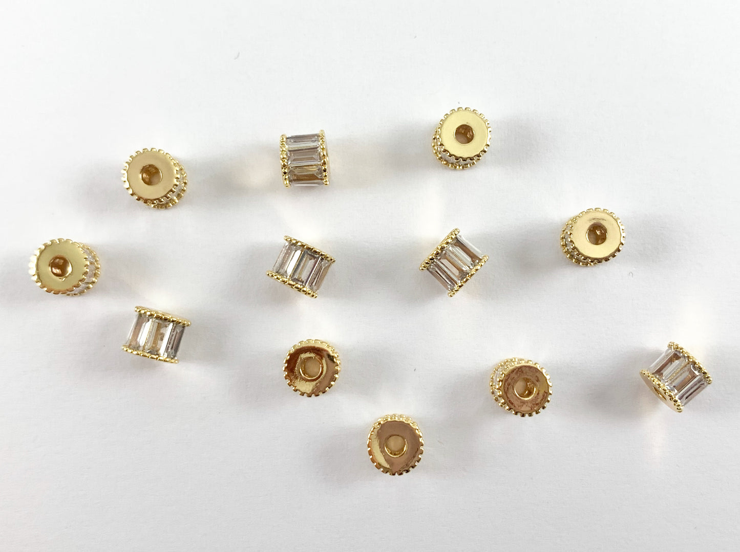 Cuentas espaciadoras de baguette | Micro CZ chapado en oro real de 18 quilates pavimenta pequeñas cuentas espaciales de barril sobre latón para la fabricación de joyas, 8 piezas