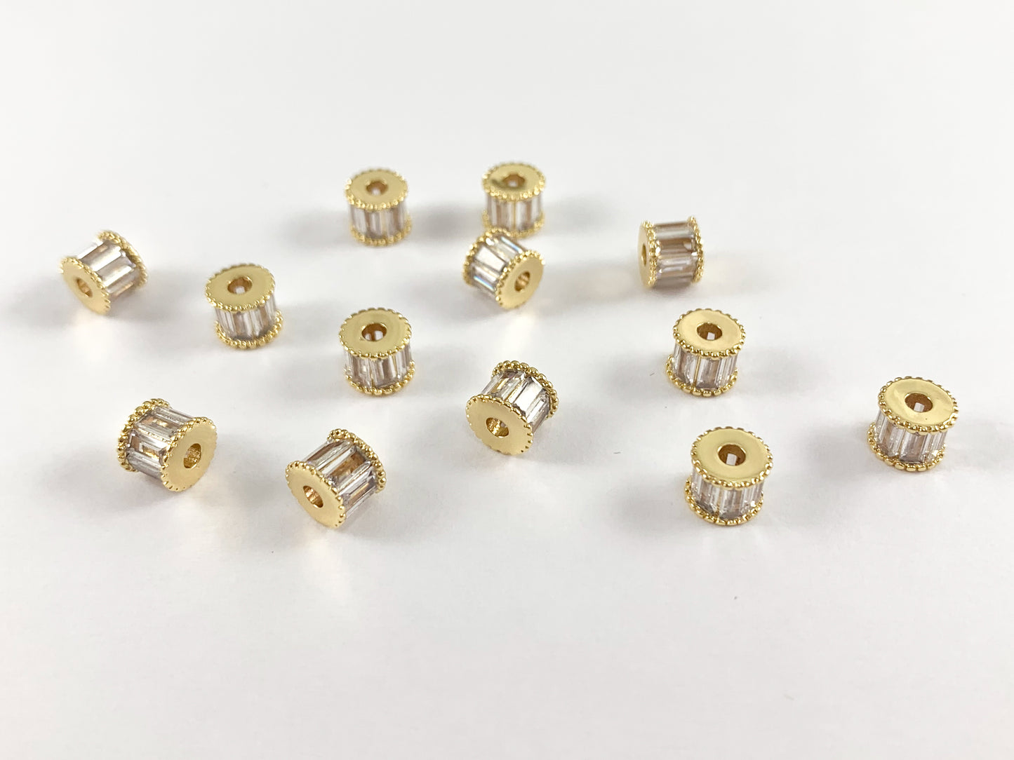 Cuentas espaciadoras de baguette | Micro CZ chapado en oro real de 18 quilates pavimenta pequeñas cuentas espaciales de barril sobre latón para la fabricación de joyas, 8 piezas