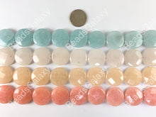 Cargar imagen en el visor de la galería, Cuentas de piedra natural plana facetadas con moneda de jade pastel teñida de 25 mm alrededor de 15&quot;
