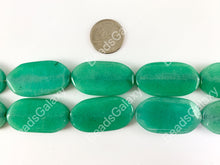 Cargar imagen en el visor de la galería, Cuentas de piedra plana facetadas con forma de moneda de jade melocotón teñida ovalada de jade verde teñido alrededor de 15&quot;
