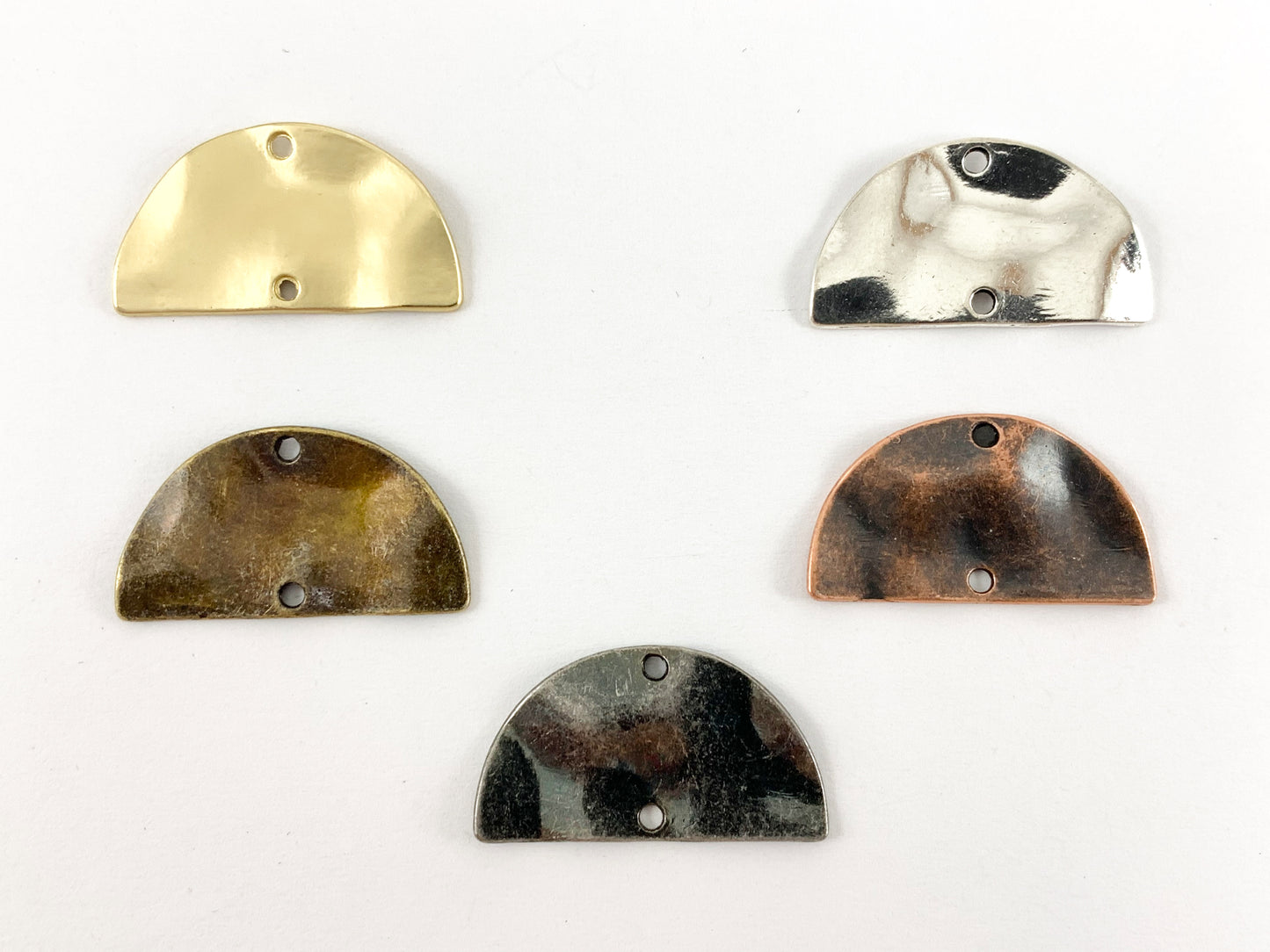 Colgantes de media luna ondulados de peltre de 15x27 mm Hermosos conectores semicírculos Pedido a granel en oro mate, plata, cobre, latón y bronce
