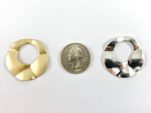 Cargar imagen en el visor de la galería, Pedido al por mayor de colgantes circulares con corte ondulado de peltre de 31x32 mm en oro mate, oro, plata, latón y bronce
